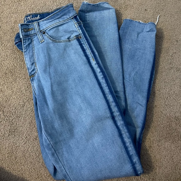 Universal threads jeans with dark wash stripe on the side. - Picture 2 of 4